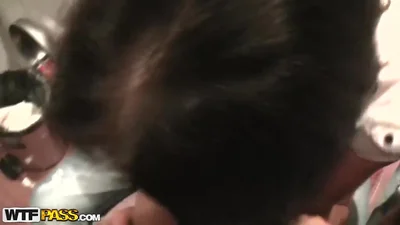 En un baño público, un seductor penetra la boca y la vagina de una zorra. — captura 