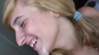 Ragazza formosa e carina si fa coprire la lingua di gocce di sperma bianco — screenshot 