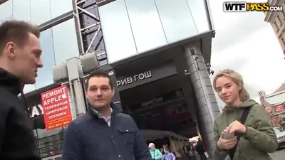 Ragazza carina si è data a dei seduttori per soldi e si è fatta venire lo sperma in faccia dopo un threesome — screenshot 