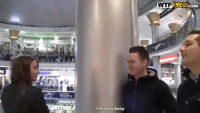 Ragazza carina si è data a dei seduttori per soldi e si è fatta venire lo sperma in faccia dopo un threesome — screenshot 