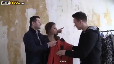 Ragazza carina si è data a dei seduttori per soldi e si è fatta venire lo sperma in faccia dopo un threesome — screenshot 
