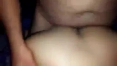 Dos hombres se acostaron con una prostituta de pelo corto del barrio — captura 
