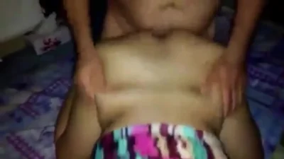 Dos hombres se acostaron con una prostituta de pelo corto del barrio — captura 