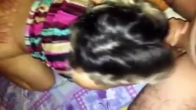 Dos hombres se acostaron con una prostituta de pelo corto del barrio — captura 