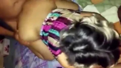 Dos hombres se acostaron con una prostituta de pelo corto del barrio — captura 