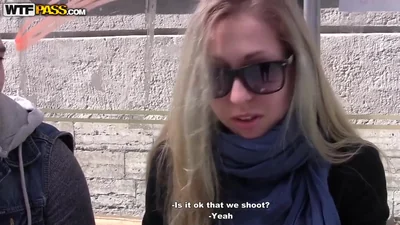 Dei ragazzi russi hanno scopato una ragazza in una sauna dopo un incontro — screenshot 