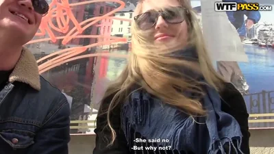 Dei ragazzi russi hanno scopato una ragazza in una sauna dopo un incontro — screenshot 