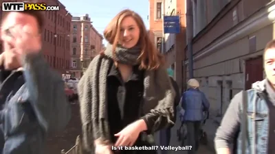 Dei ragazzi russi hanno scopato una ragazza in una sauna dopo un incontro — screenshot 