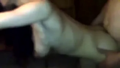 Ragazza magra viene scopata da due uomini a casa