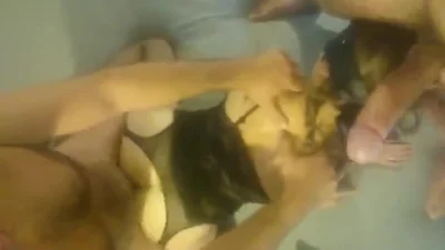 Prostituta rusa se acuesta con dos hombres y graba una película porno privada — captura 