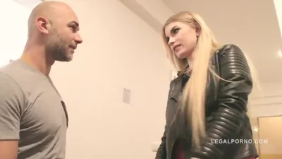 Bitch agreed to fuck strangers, and her ass and pussy were destroyed. — screenshot 