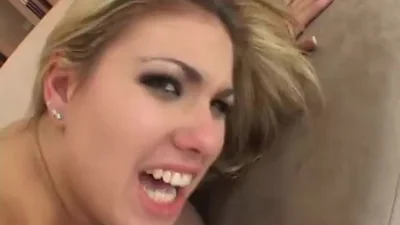 Ele perfurou o ânus de uma vadia jovem — captura 