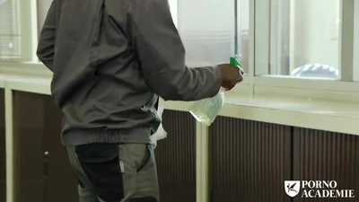 Estudante francesa transa com um zelador e diretor negro — captura 