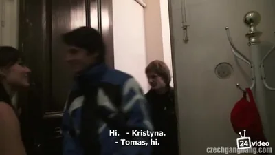 Fille a emmené son amie à une orgie et lui a montré comment une bande de mecs l'avait baisée. — capture 