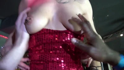 Aujourd'hui, des strip-teaseuses d'une boîte de nuit huppée préparent une scène de sexe torride avec les clients. — capture 