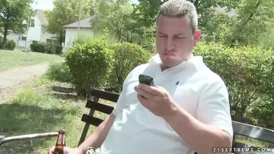 Donna matura fa un pompino a un gruppo di uomini e si fa una doccia dorata — screenshot 