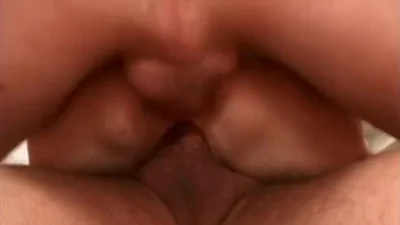 Amantes transaram com uma vadia magra em dois buracos com pênis grossos — captura 