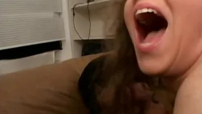 Amantes transaram com uma vadia magra em dois buracos com pênis grossos — captura 