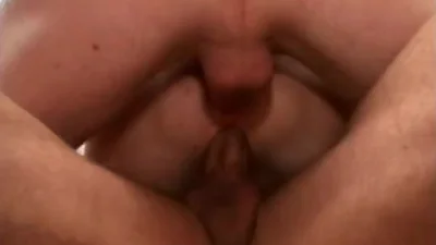 Amantes transaram com uma vadia magra em dois buracos com pênis grossos — captura 