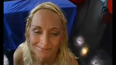 Orgie et un bukkake ont vraiment ravi la blonde mûre. — capture 