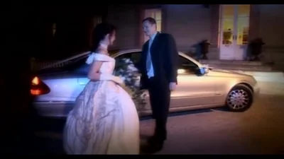 Marito novello ha sorpreso la sua sposa con un gangbang anale — screenshot 