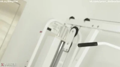 Orgie lesbienne interraciale dans une salle de sport — capture 