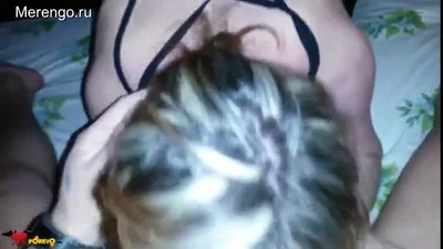 Dei ragazzi e una matura troia fanno un ménage a trois in un appartamento, ripresi dalla telecamera. — screenshot 
