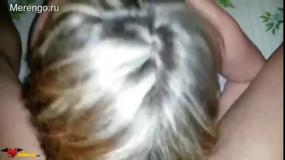 Dei ragazzi e una matura troia fanno un ménage a trois in un appartamento, ripresi dalla telecamera. — screenshot 