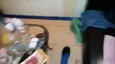 Caucasica esperta insegna a una coppia il sesso anale — screenshot 