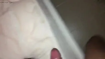 Dos caucásicos follan a una hermosa prostituta en medias en posición de perrito — captura 