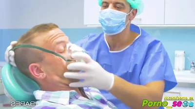 Dottore scopa un'infermiera nel suo ufficio mentre la paziente non guarda — screenshot 