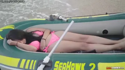 Beauté espagnole se fait baiser sur la plage. — capture 