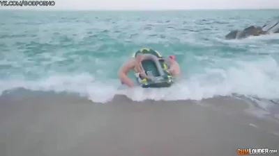Beauté espagnole se fait baiser sur la plage. — capture 