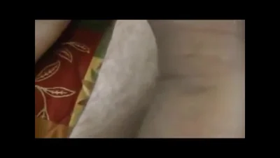 Hommes baisent une femme maigre devant son mari et lui enfoncent deux bites dans le vagin — capture 