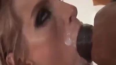 Blonde tente une double pénétration avec une bande de Noirs et se fait déchirer les trous. — capture 