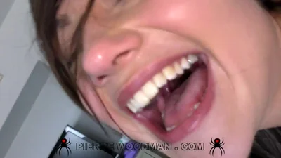 Due uomini scopano una giovane bellezza nel culo al casting di Woodman — screenshot 