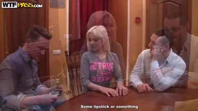 Splendida troia scopa con dei seduttori russi in una sauna per un'esperienza insolita. — screenshot 