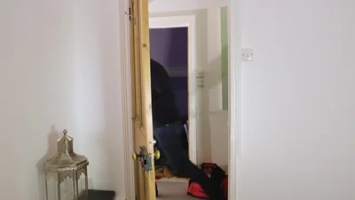Giovane impudente ha scopato la sua nuova vicina e le ha spalmato lo sperma sulla maglietta — screenshot 