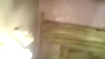 Ouvriers de l'usine baisent leur copine dans un porno de groupe filmé. — capture 