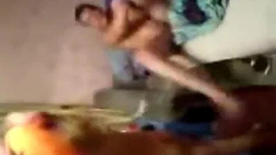 Ouvriers de l'usine baisent leur copine dans un porno de groupe filmé. — capture 