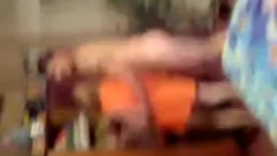 Ouvriers de l'usine baisent leur copine dans un porno de groupe filmé. — capture 