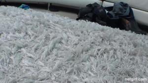 Молодая блондинка вместе со своим парнем согласились на предожение пожилого мужчины заняться сексом втроем - скриншот #17