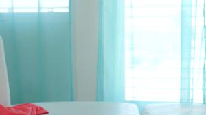 Молодая блондинка вместе со своим парнем согласились на предожение пожилого мужчины заняться сексом втроем - скриншот #21