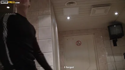 Bruna magra fa sesso con due ragazzi in una sauna — screenshot 