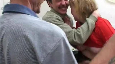 Operai hanno scopato l'anziana signora del palazzo — screenshot 
