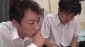 Стройную японскую женщину могут ебать все кто хочет, пока она пьяна - скриншот #1