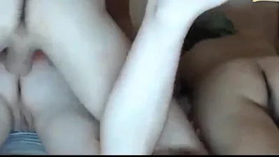 Uomo scopa sua moglie e la sua ragazza nel culo una dopo l'altra — screenshot 
