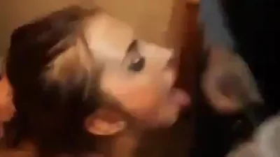 Graziosa studentessa si fa riempire la bocca di sperma da due compagni di classe — screenshot 
