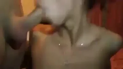 Graziosa studentessa si fa riempire la bocca di sperma da due compagni di classe — screenshot 
