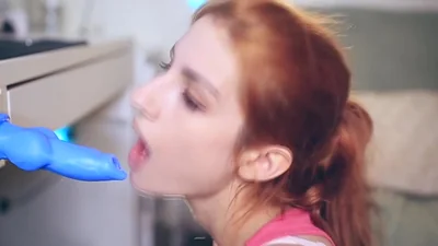 Ruiva gostosa se masturba em dois buracos — captura 
